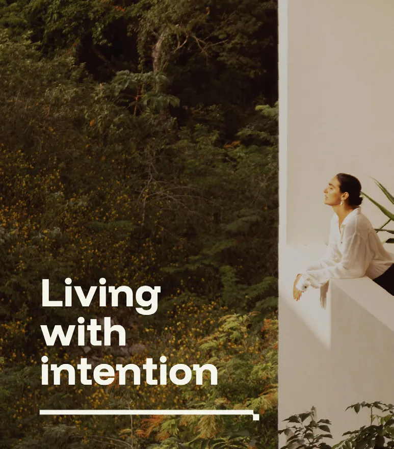 Living with intention — mujer en la terraza de Bacab La Veleta frente a la selva de Tulum